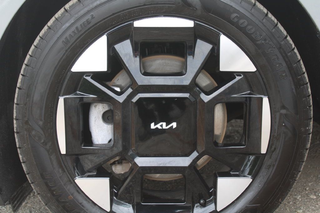 Certified 2025 Kia Carnival EX FWD image 24