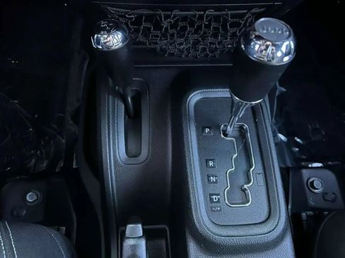 Used 2018 Jeep Wrangler Unlimited Sahara w/ Connectivity Group image 17