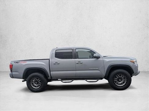 Used 2018 Toyota Tacoma TRD Off-Road image 4