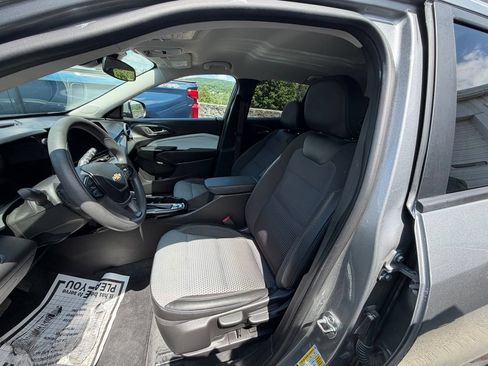 Used 2025 Chevrolet Trax LT FWD image 9