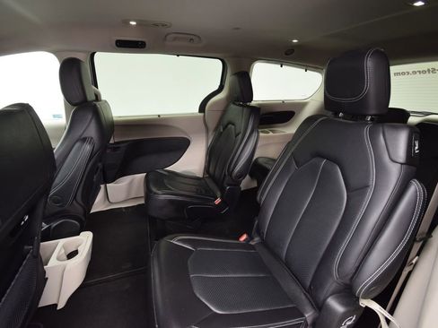 Used 2022 Chrysler Pacifica Touring-L image 25