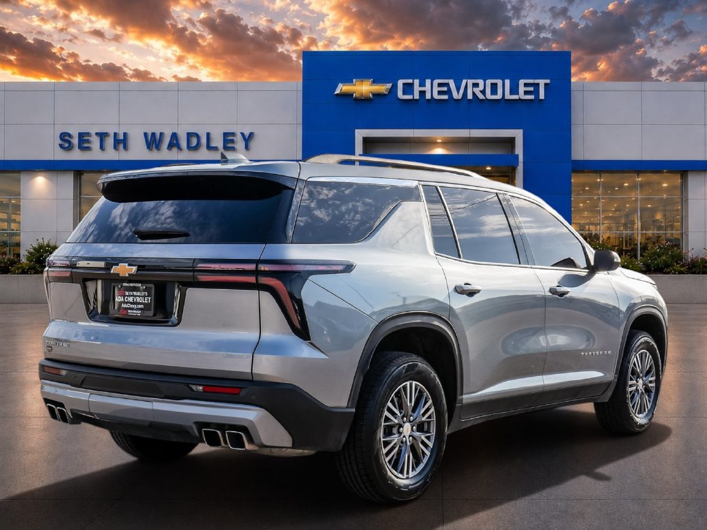 Used 2025 Chevrolet Traverse LT FWD image 7