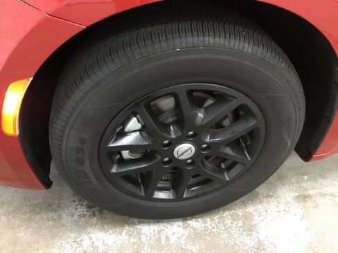 Used 2025 Chrysler Pacifica Select FWD image 5