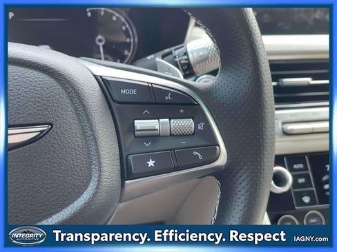 Used 2025 Genesis G70 2.5T image 22