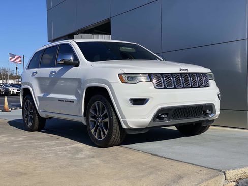 Used 2017 Jeep Grand Cherokee Overland image 2