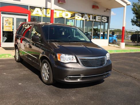 Used 2015 Chrysler Town & Country Touring w/ Driver Convenience Group FWD image 3