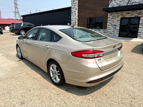 Used 2018 Ford Fusion SE image 2