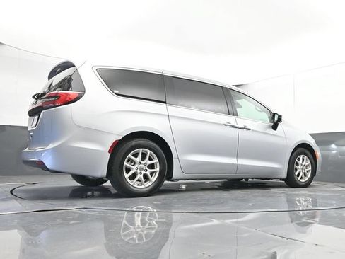 Used 2024 Chrysler Pacifica Touring-L FWD image 45