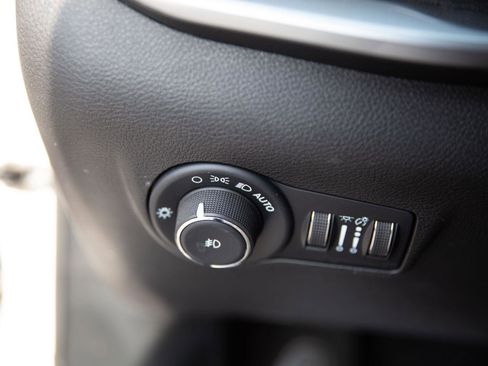 Used 2025 Jeep Compass Latitude image 18