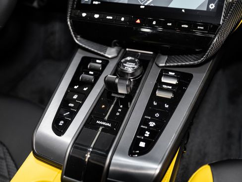 Used 2025 Aston Martin Vanquish image 31