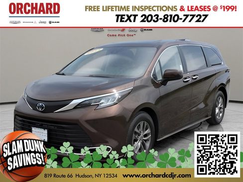 Used 2022 Toyota Sienna XLE image 2