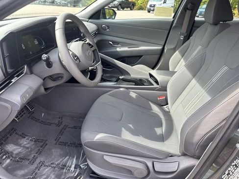 Used 2025 Hyundai Elantra Sport image 41