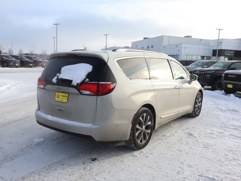 Used 2020 Chrysler Pacifica Limited w/ Tire & Wheel Group image 5