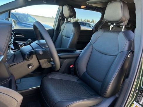 Used 2025 Toyota Sienna Platinum image 15