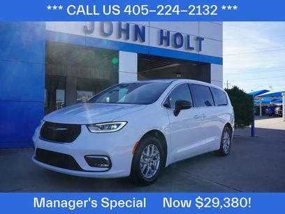 Used 2025 Chrysler Pacifica Select