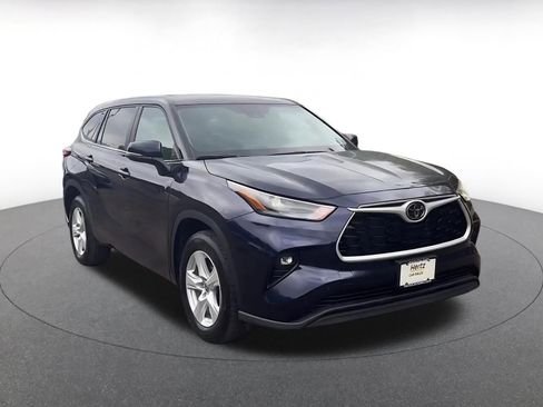 Used 2025 Toyota Highlander LE FWD image 3