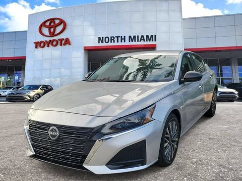 Used 2024 Nissan Altima 2.5 SV FWD image 2