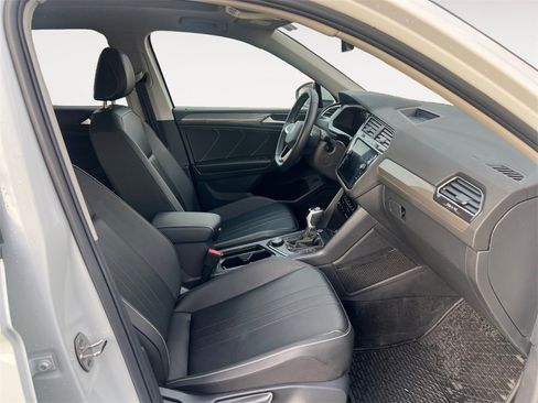 Used 2024 Volkswagen Tiguan SE w/ Panoramic Sunroof Package image 15