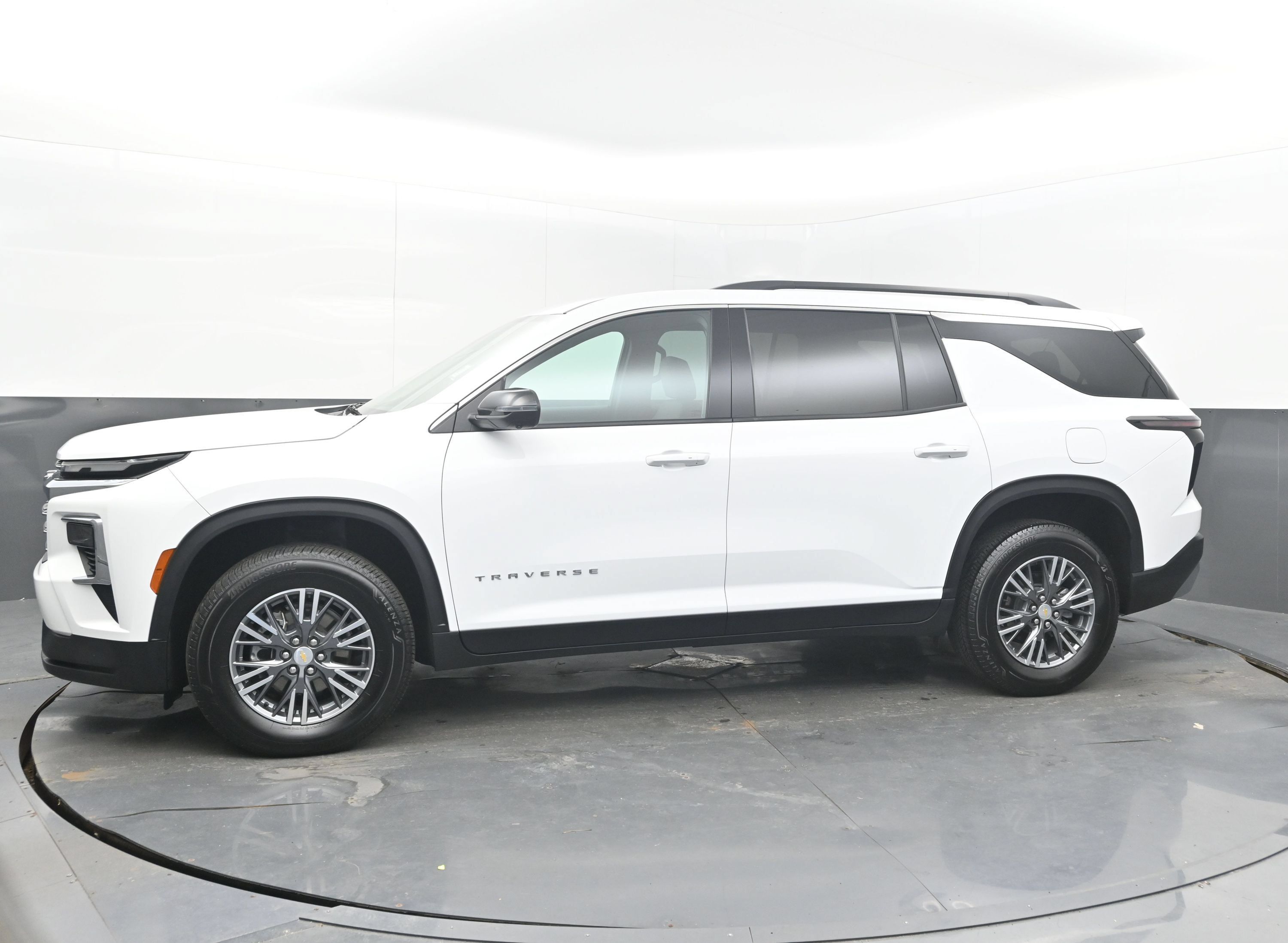 Certified 2026 Chevrolet Traverse LT w/ Driver Confidence Package FWD image 5