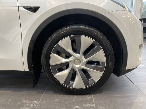 Used 2023 Tesla Model Y Long Range AWD/4WD image 12