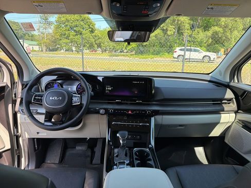 Used 2024 Kia Carnival EX FWD image 8