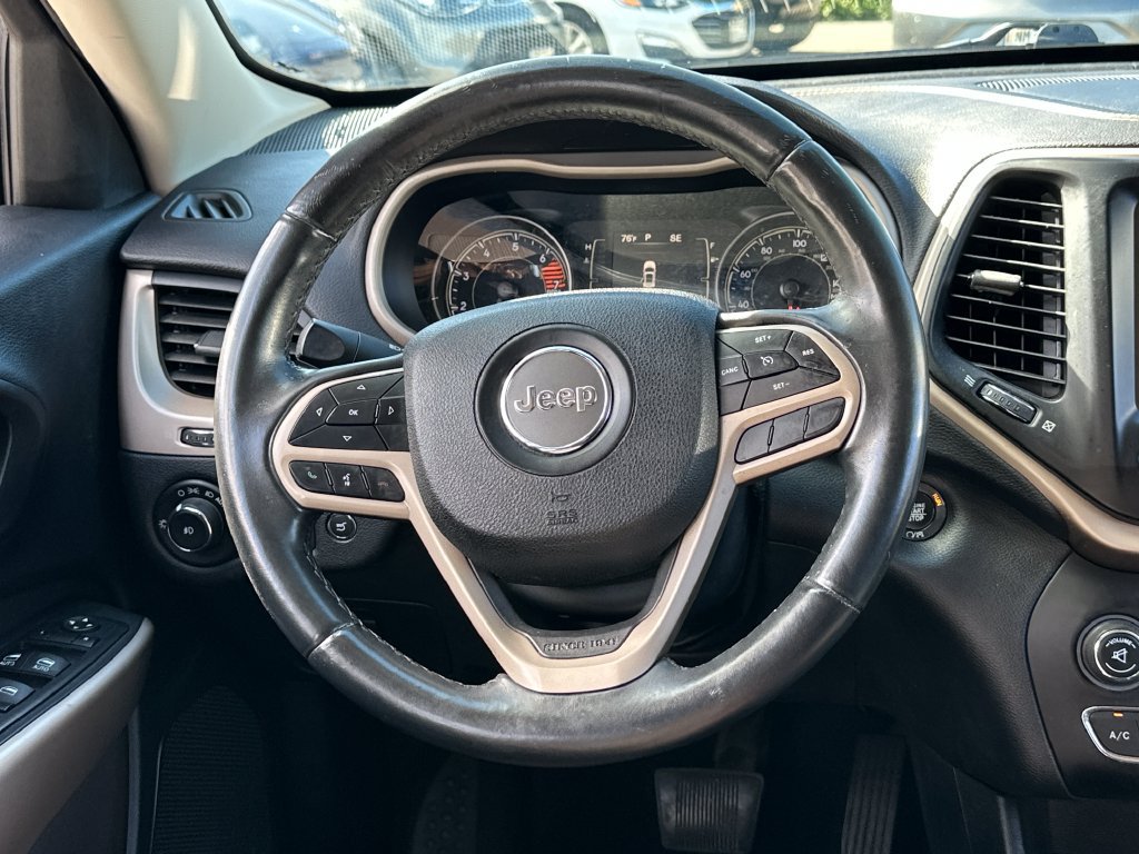 Used 2017 Jeep Cherokee Latitude w/ Comfort/Convenience Group FWD image 18