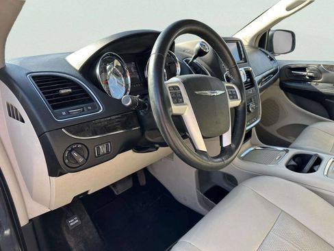 Used 2016 Chrysler Town & Country Touring-L FWD image 13
