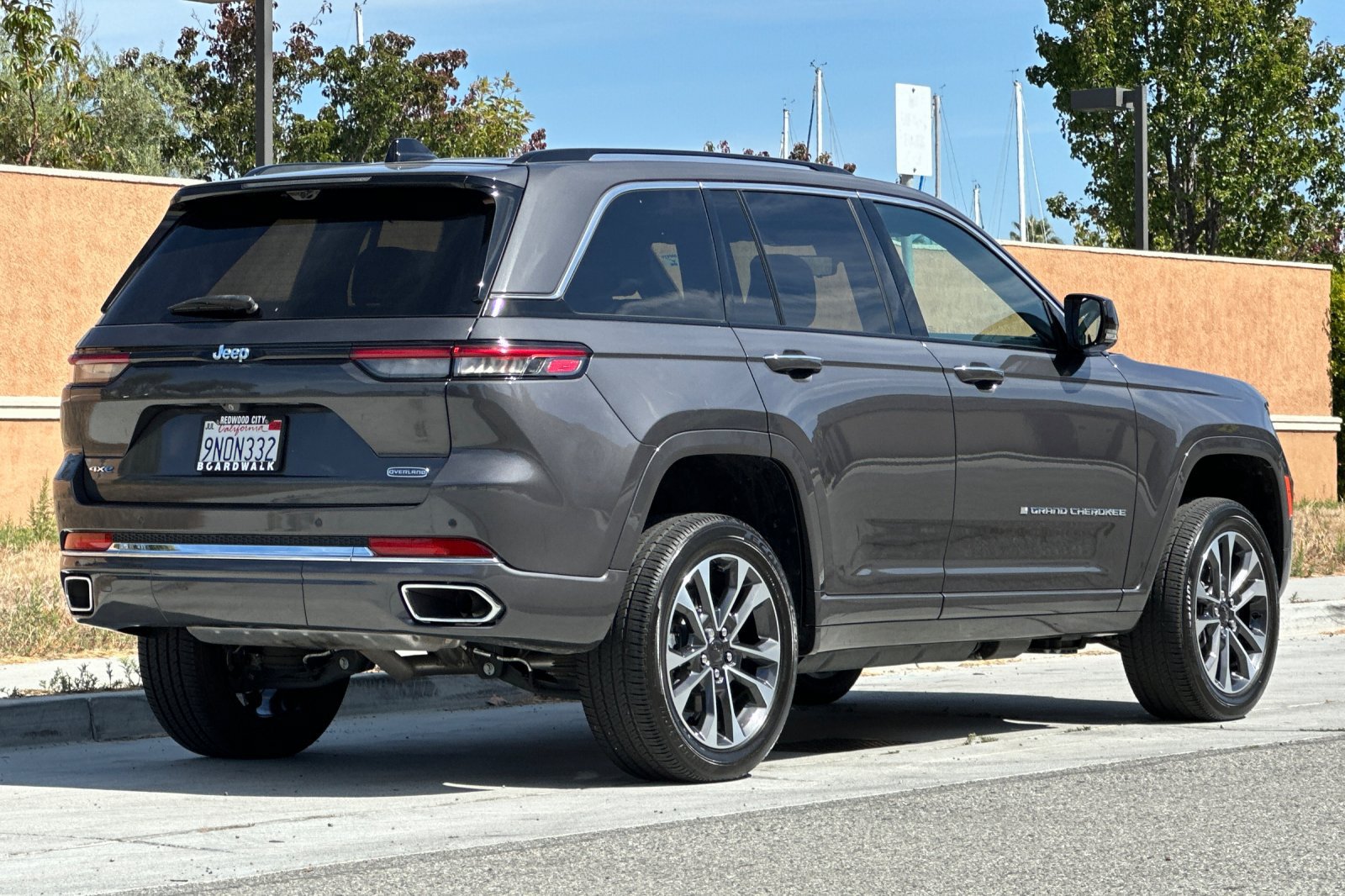 Used 2023 Jeep Grand Cherokee Overland w/ Advanced Protech Group III AWD/4WD image 4