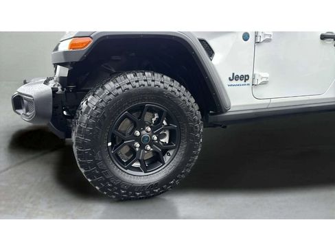 Used 2025 Jeep Wrangler Willys image 23