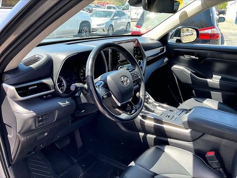 Used 2021 Toyota Highlander XLE AWD/4WD image 8
