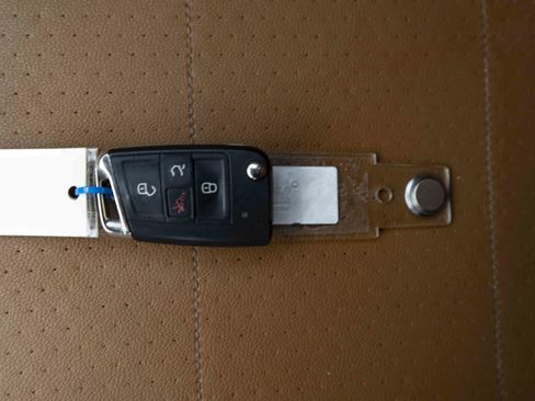 Used 2018 Volkswagen Tiguan SE image 41