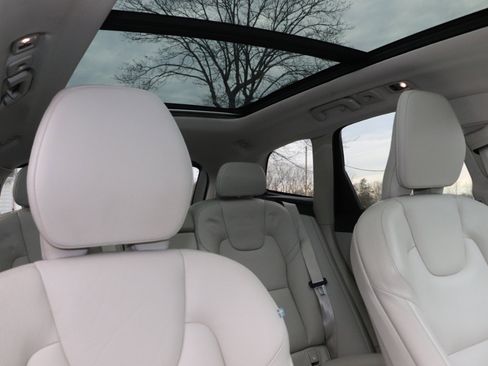 Used 2019 Volvo XC60 T6 Momentum w/ Premium Package image 36