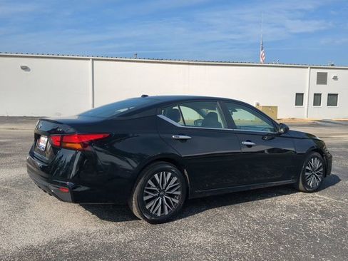 Used 2024 Nissan Altima 2.5 SV image 4
