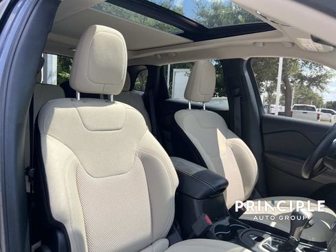 Used 2017 Jeep Cherokee Latitude w/ Safety/Convenience Group FWD image 32