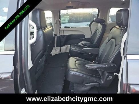 Used 2023 Chrysler Pacifica Touring-L image 5