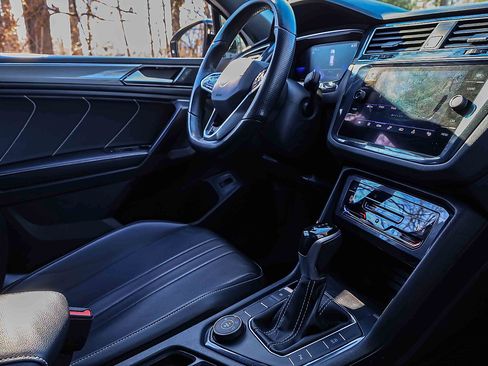 Used 2022 Volkswagen Tiguan SE R-Line image 26