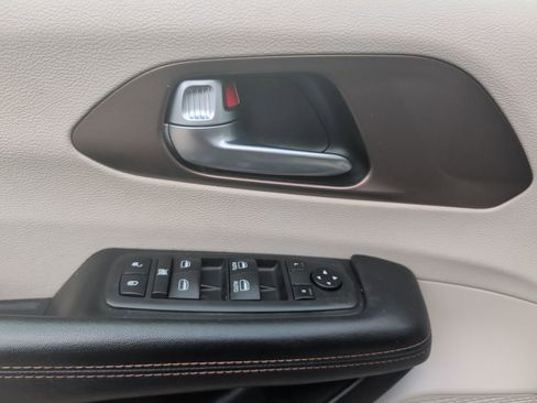 Used 2019 Chrysler Pacifica LX image 10