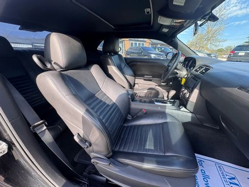 Used 2010 Dodge Challenger SE image 28