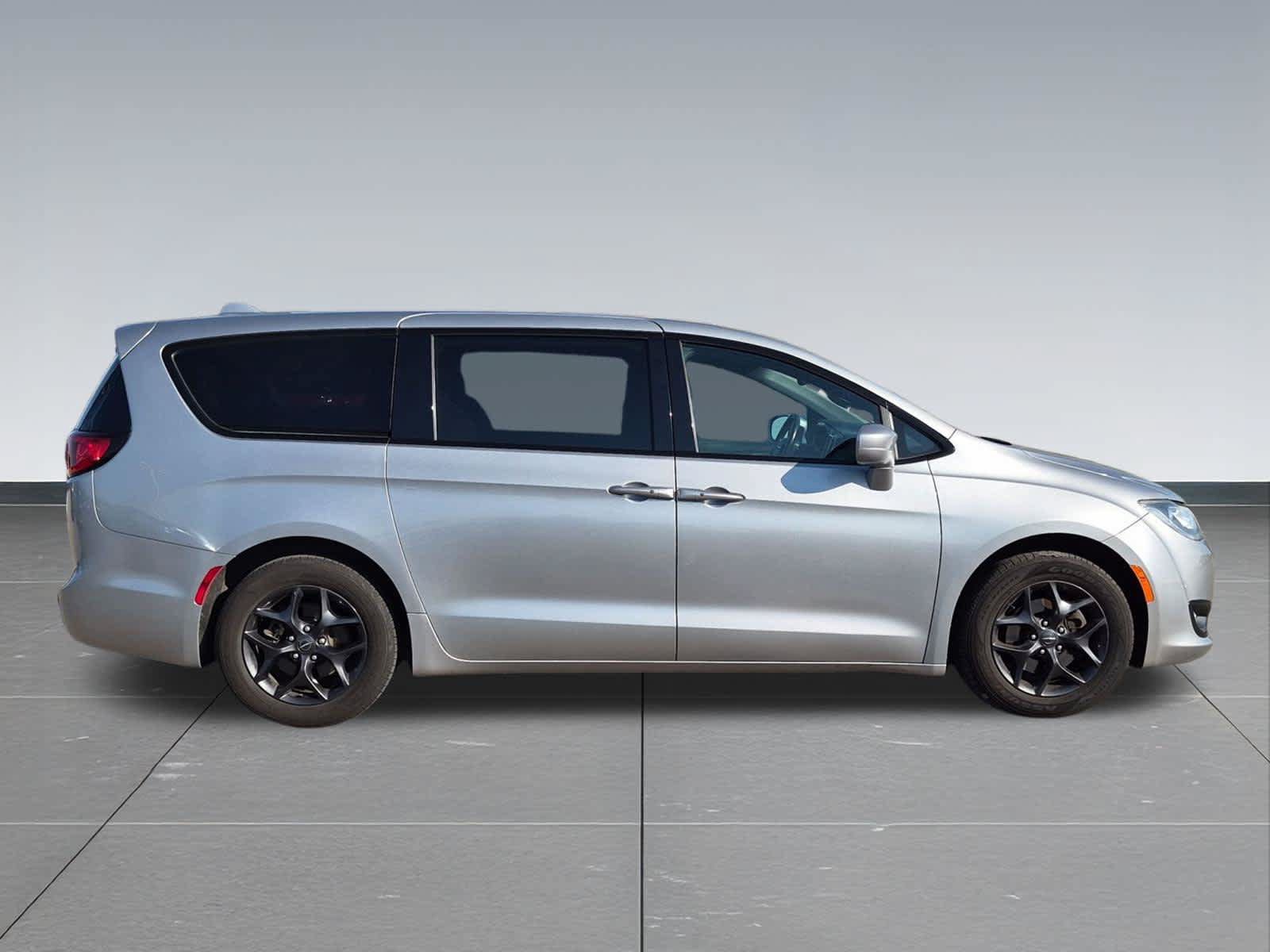 Used 2019 Chrysler Pacifica Touring Plus w/ S Appearance Package FWD image 7