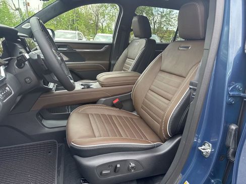 New 2026 GMC Acadia Denali Ultimate w/ LPO, Floor Liner Package AWD/4WD image 10