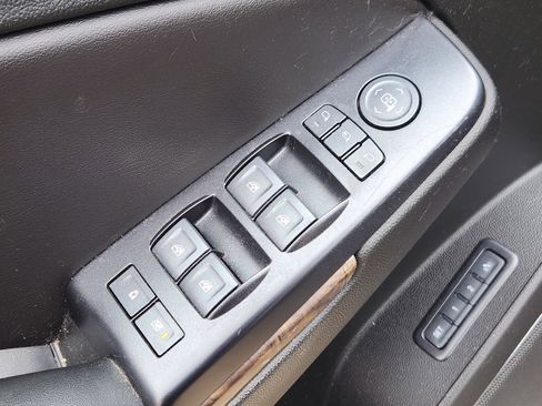 Used 2018 Chevrolet Tahoe LT image 23