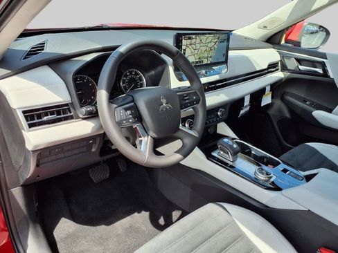 New 2025 Mitsubishi Outlander SE image 14
