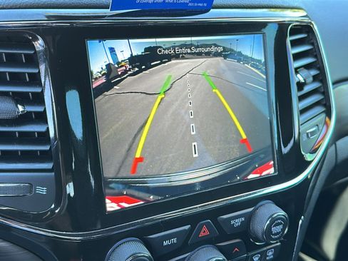 Used 2021 Jeep Grand Cherokee Laredo X image 16