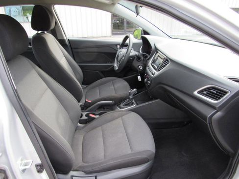 Used 2021 Hyundai Accent SE FWD image 8