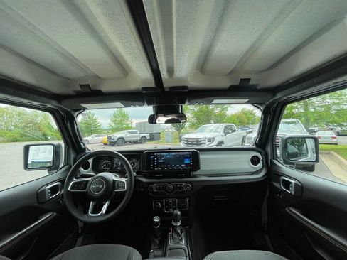 Used 2024 Jeep Wrangler Unlimited Sahara AWD/4WD image 26