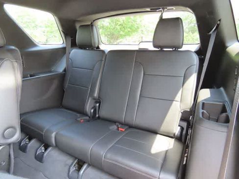 Used 2023 Chevrolet Traverse LT FWD image 15
