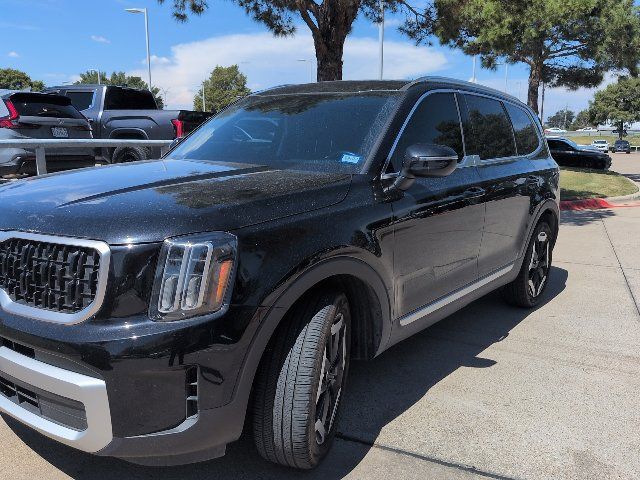 Used 2025 Kia Telluride EX w/ EX Captain's Chair Package FWD image 3