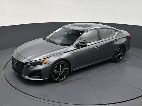 Used 2024 Nissan Altima 2.5 SR w/ SR Premium Package FWD image 13