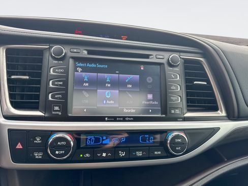 Used 2019 Toyota Highlander Limited FWD image 18