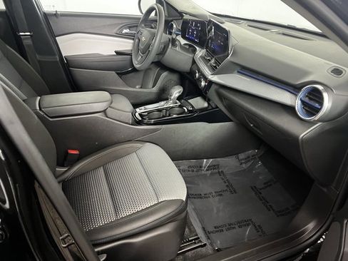 Used 2025 Chevrolet Trax LT image 22